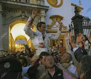 En la imagen, David de Miranda, de blanco y plata, sale por la Puerta del...