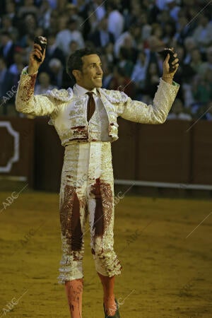En la imagen, David de Miranda, de blanco y plata
