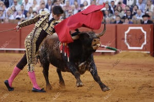 En la imagen, Esaú Fernández, de tabaco y oro