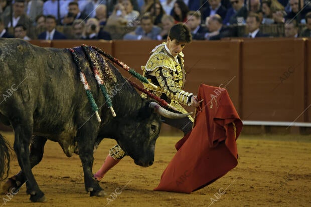 En la imagen, Esaú Fernández, de tabaco y oro