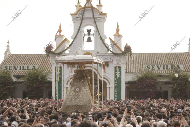 Ambiente en la aldea del Rocío, rezo del Rosario, salto de la reja y procesión...