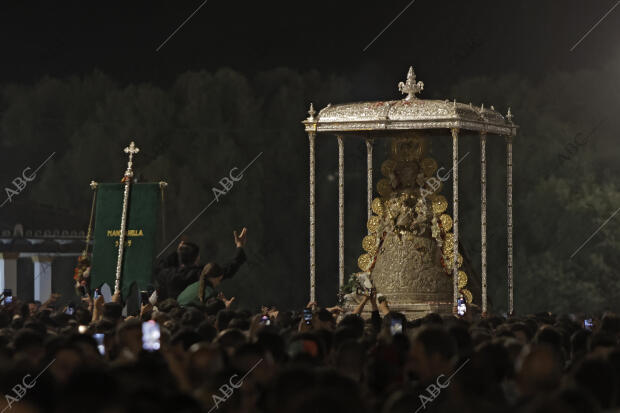 Ambiente en la aldea del Rocío, rezo del Rosario, salto de la reja y procesión...