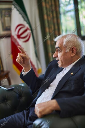 Retratos posados y durante entrevista a su embajador, Reza Zabib
