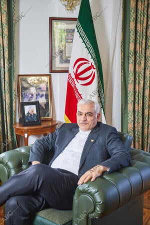 Retratos posados y durante entrevista a su embajador, Reza Zabib
