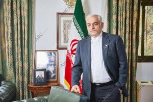Retratos posados y durante entrevista a su embajador, Reza Zabib