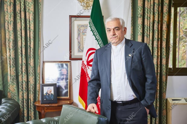 Retratos posados y durante entrevista a su embajador, Reza Zabib