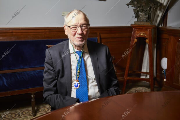 Retratos posados y fotografías durante la conferencia y entrevista al médico y...