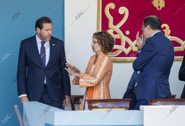 El rey Felipe VI luce el uniforme de gala de la Armada y la Princesa Leonor...