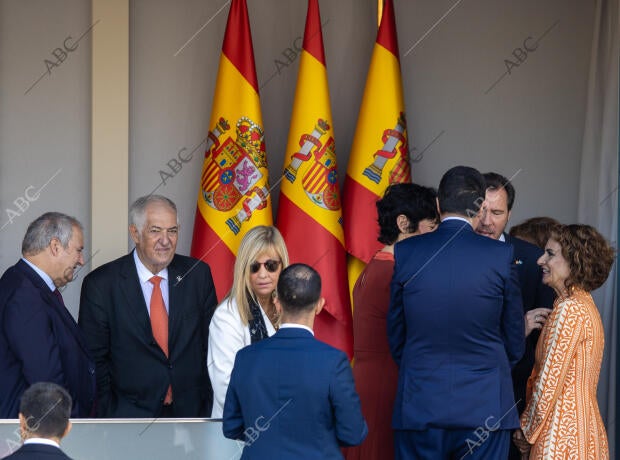 El rey Felipe VI luce el uniforme de gala de la Armada y la Princesa Leonor...