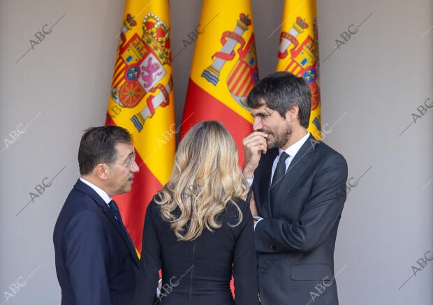 El rey Felipe VI luce el uniforme de gala de la Armada y la Princesa Leonor...