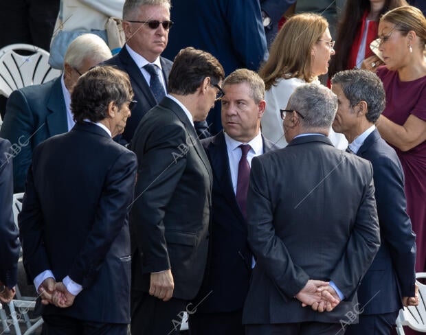 El rey Felipe VI luce el uniforme de gala de la Armada y la Princesa Leonor...