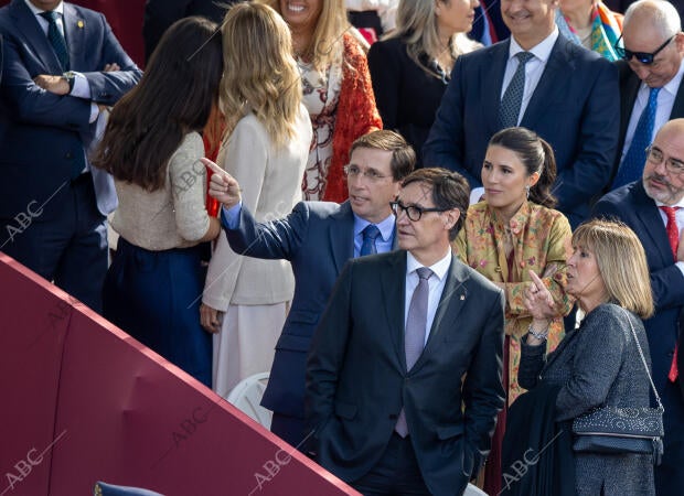 El rey Felipe VI luce el uniforme de gala de la Armada y la Princesa Leonor...