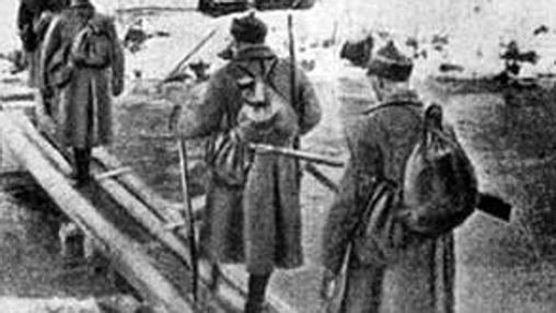 La infantería soviética cruza un río finlandés