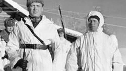 Simo (derecha) junto al coronel de su unidad