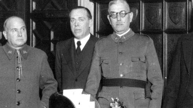 Batet /a la derecha) en 1935 durante la toma de posesión del nuevo gobernador general de Cataluña