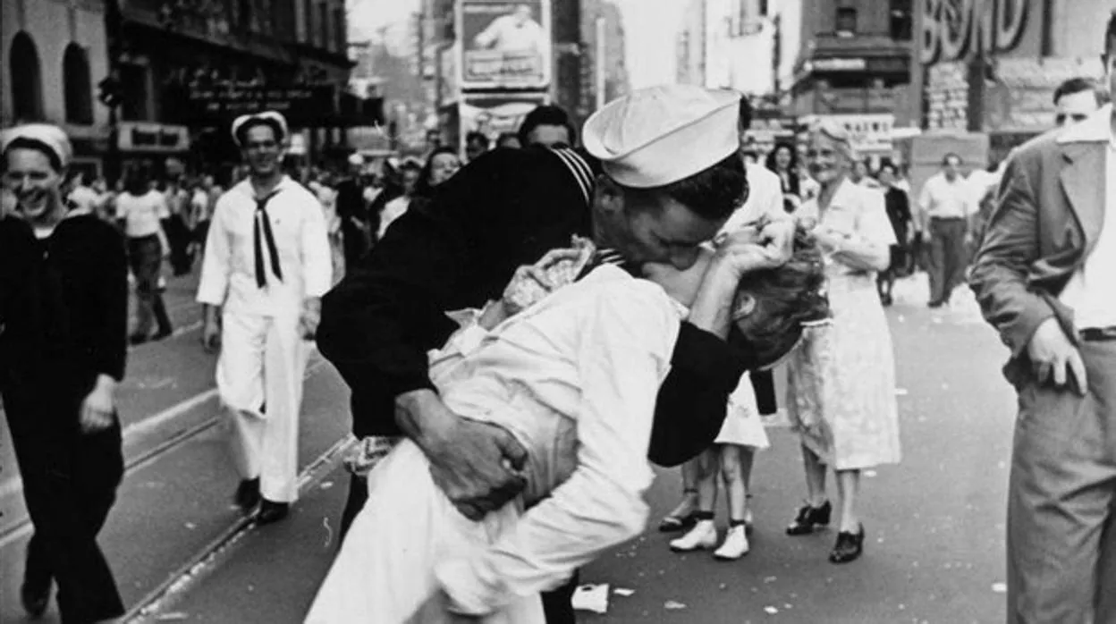 Amor o agresión? Las mentiras históricas tras el beso más famoso de la Segunda  Guerra Mundial