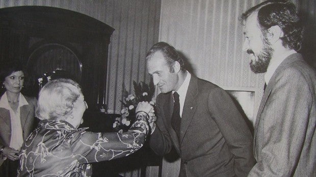 La viuda de Manuel Azaña, junto al Rey
