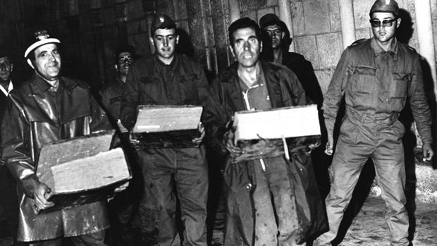 Bomberos rescatando diferentes archivos de la catedral de León en el incendio. Foto: Archivo de la catedral de León