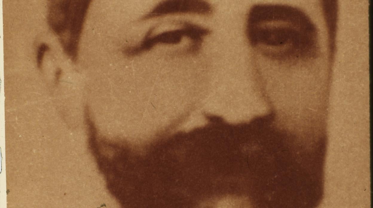 10 Cosas Malas Que Hizo Franco La mala opinión del padre violento y alcohólico de Franco sobre su hijo:  «Es para echarse a reír»