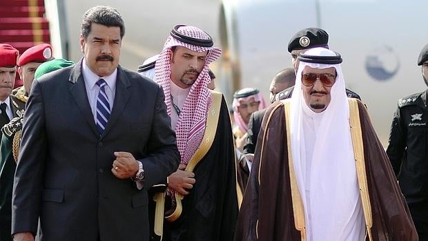 Nicolás Maduro y el rey saudí Salman bin Abdulaziz, este martes en Riad