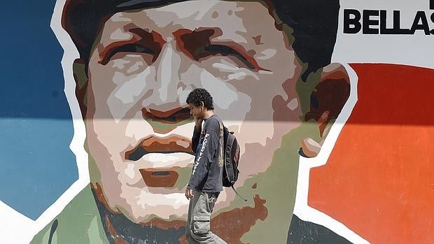 Graffiti de Hugo Chávez en una calle de Caracas
