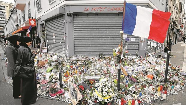 Personas junto al restaurante Le Petit Cambodge de París, uno de los lugares atacados