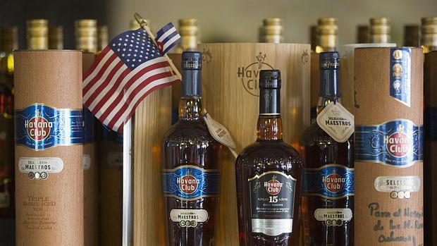 Botellas de ron junto a una bandera de EE.UU. en un bar de La Habana