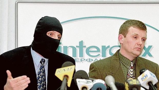 Alexander Litvinenko (a la derecha), durante la rueda de prensa de 1998 , en la que junto a otros agentes del FSB acusaron a Putin de haberles ordenado matar a magnates, como Berezovsky