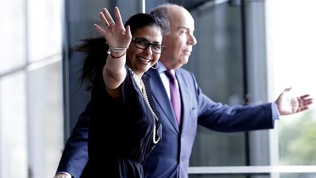 Saludo de Delcy Rodríguez (i) y su homólogo de Brasil, Mauro Vieira , este viernes en el Palacio del Itamaraty, en Brasilia