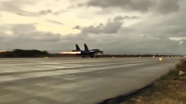 Un caza ruso despega de la base de Jmeimim en Siria