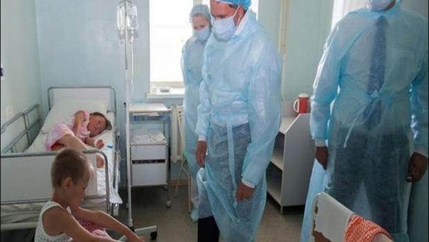La ministra de Sanidad visita a los niños afectados por la bacteria