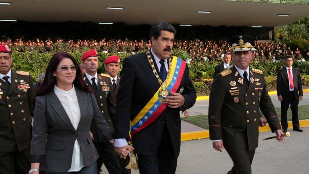 Maduro (centro) junto a su esposa y al ministro de Defensa, Vladimir Padrino López, durante el 79 aniversario de las Fuerzas Armadas venezolanas en Caracas el pasado 4 de agosto