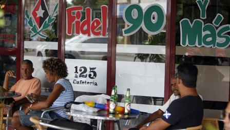 Varias personas se toman una cerveza este sábado en un establecimiento de La Habana