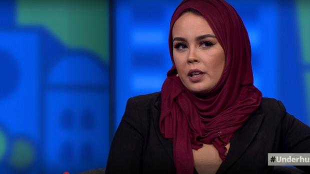 Malika, la clienta que fue rechazada en una peluquería por llevar «hijab», en un programa de la televisión noruega
