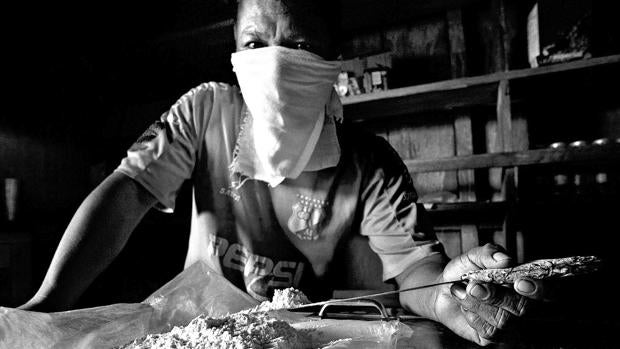 Un narco colombiano muestra cocaína pura en el departamento del Chocó