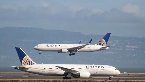 Dos aviones de la compañía estadounidense United Airlenes en el aeropuerto de San Francisco