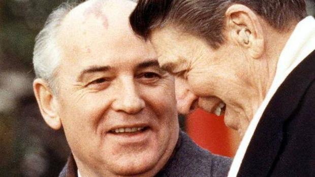 El secretario general del PCUS, Mijail Gorbachov, junto a Ronald Reagan, presidente de Estados Unidos