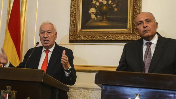 José Manuel Garcia-Margallo y su homólogo egipcio, Sameh Shoukry (d), durante una rueda de prensa, este sábado en El Cairo