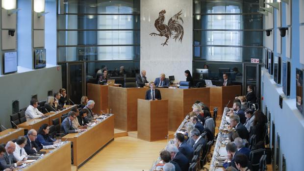 El ministro presidente de Valonia, Paul Magnette (c), da un discurso sobre las novedades en el acuerdo de libre comercio entre la UE y Canadá, conocido como CETA