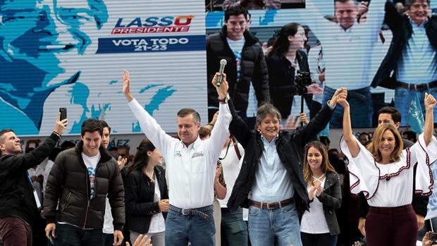 El candidato Guillermo Lasso (c-d), en un acto electoral en Quito