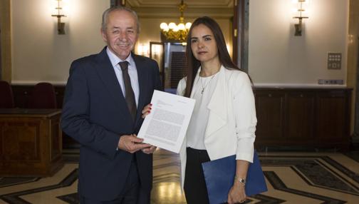 La directora ejecutiva del Instituto Casla, Tamara Suju, entrega este lunes la solicitud de investigación de las torturas en Venezuela al coordinador del Intergrupo de Derechos Humanos del Senado, Dionisio García Carnero