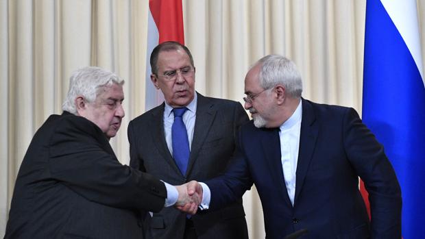 Lavrov (centro) observa el saludo entre Al Mualem y Yavad Zarif