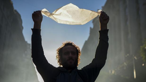 Los argentinos protestan con un pañuelo blanco contra la reducción de condenas a represores de la dictadura militar