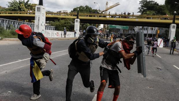 Opositores venezolanos protestan en las calles