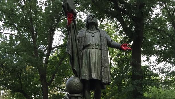 La estatua de Cristóbal Colón en Central Park, tras el ataque vandálico