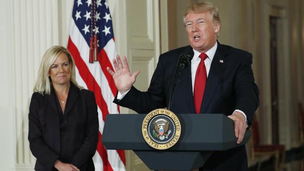 Donald Trump presenta ayer a la escogida como secretaria de Seguridad Nacional, Kirstjen Nielsen