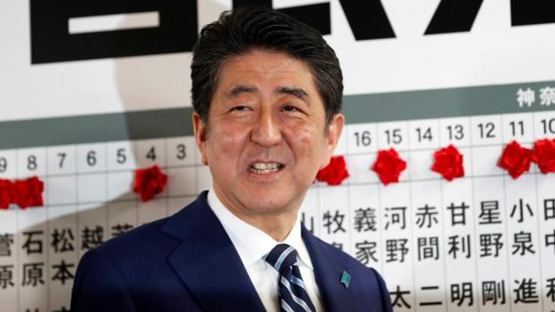 El primer ministro japonés, Shinzo Abe, pendiente de los resultados de las legislativas de este domingo, desde la sede de su partido en Tokio