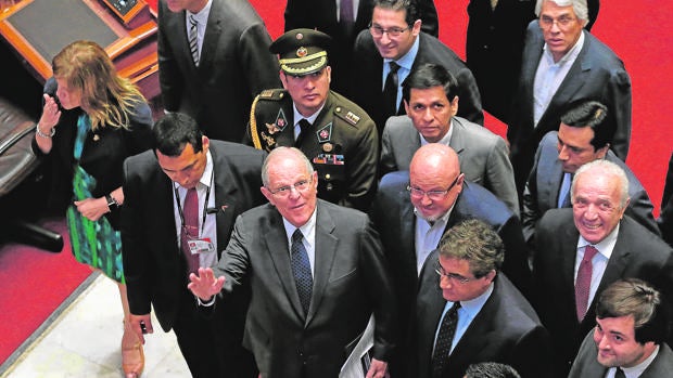 Kuczynski saluda a los medios en el Congreso tras superar la moción