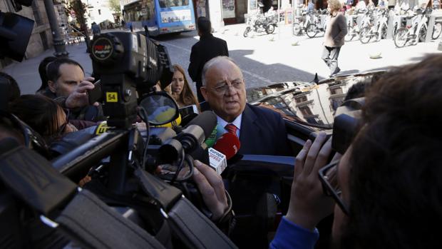 Mario Isea ha debido dar la cara por los varios exabruptos que Maduro ha dedicado a Rajoy