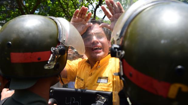 Agentes de las fuerzas de seguridad venezolanas se enfrentan a manifestantes en las protestas de abril de 2017